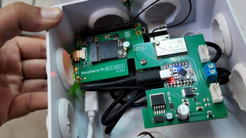 Tarjeta electr&oacute;nica dise&ntilde;ada y fabricada por OVIX, sostenida en la mano.